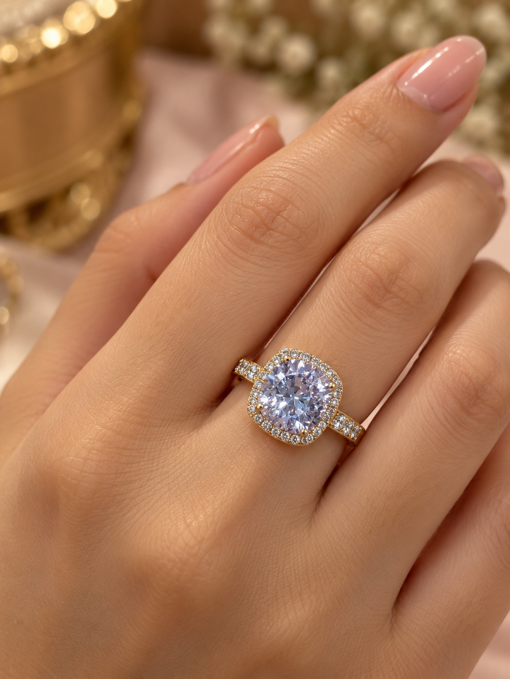 Premium Golden Halo Solitaire-Ring Timeless Elegance